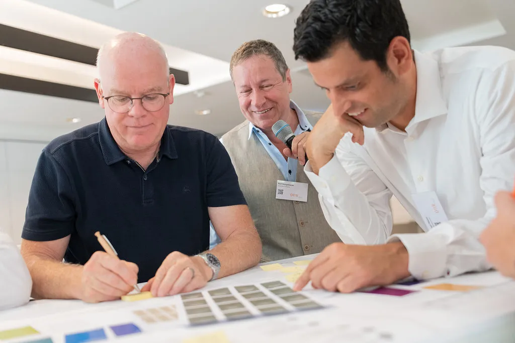 Ralf Neugebauer im Austausch mit Teilnehmenden bei einem KI-Potenzial-Workshop